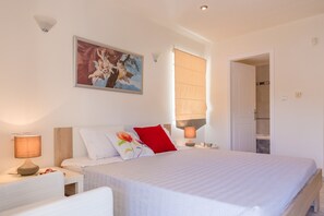 Villa, 2 Bedrooms - Bright & Spacious two-floor Family Garden Home (Marathon)