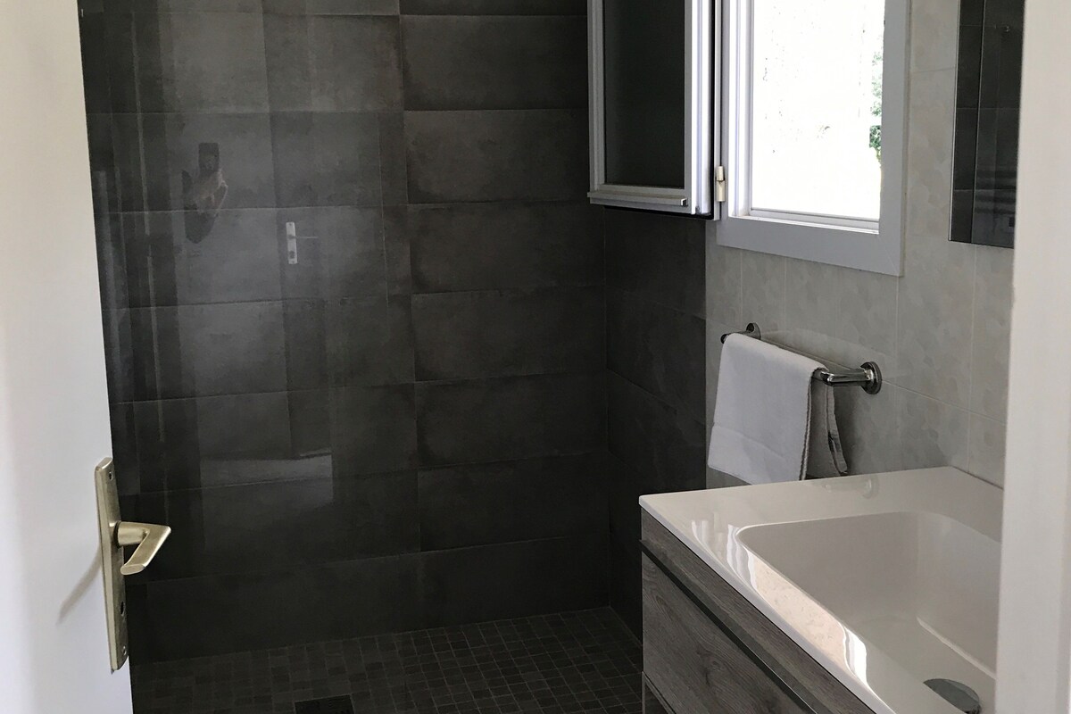 Un baño con ducha, bañera y retrete.