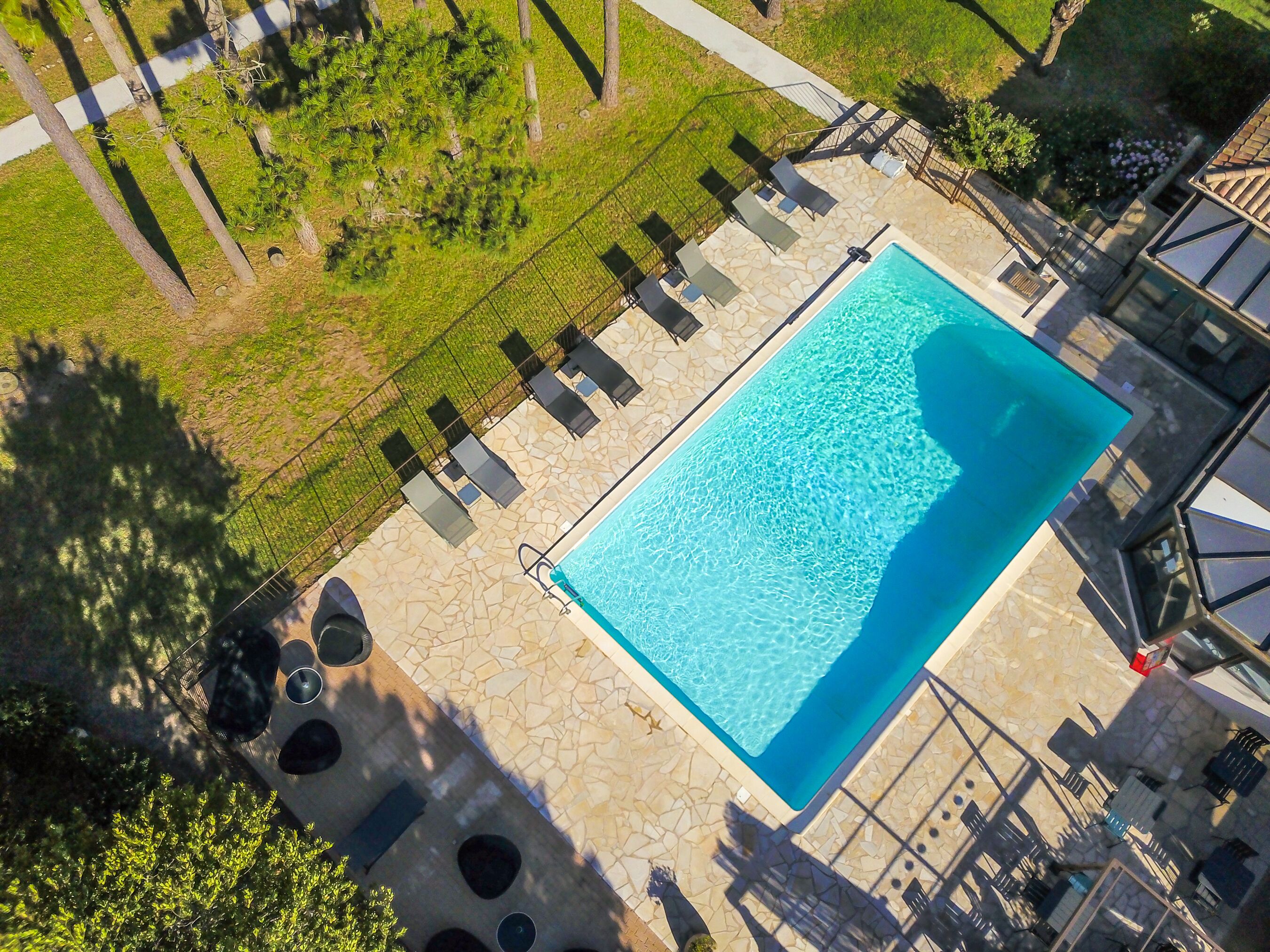 Außenpool (je nach Saison geöffnet), Sonnenschirme, Liegestühle