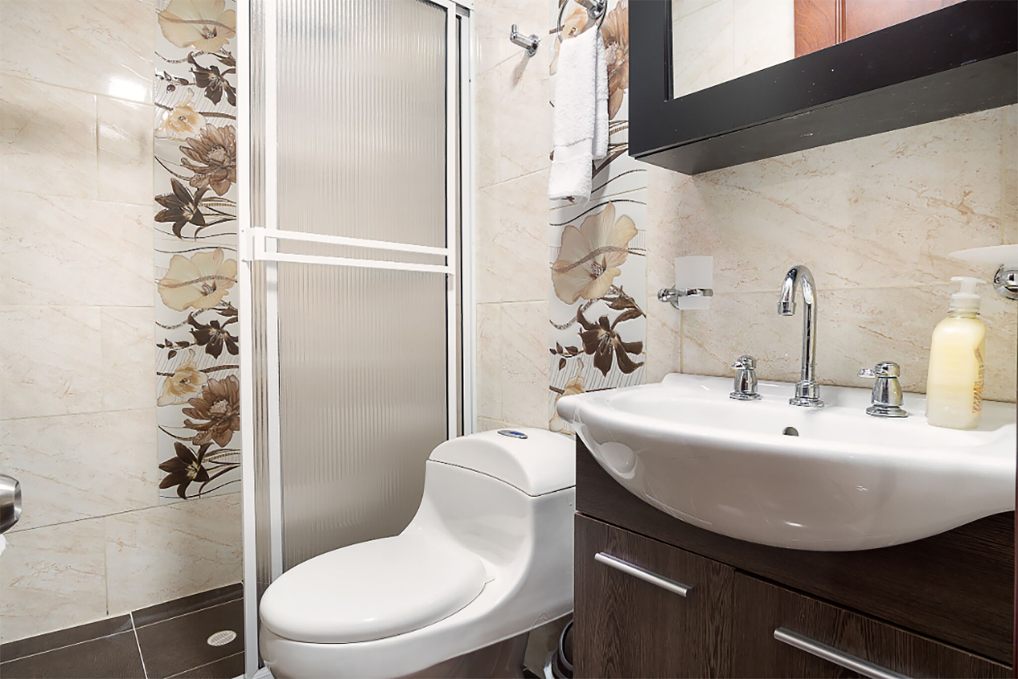 superior apartment | bathroom | towels, soap, toilet paper