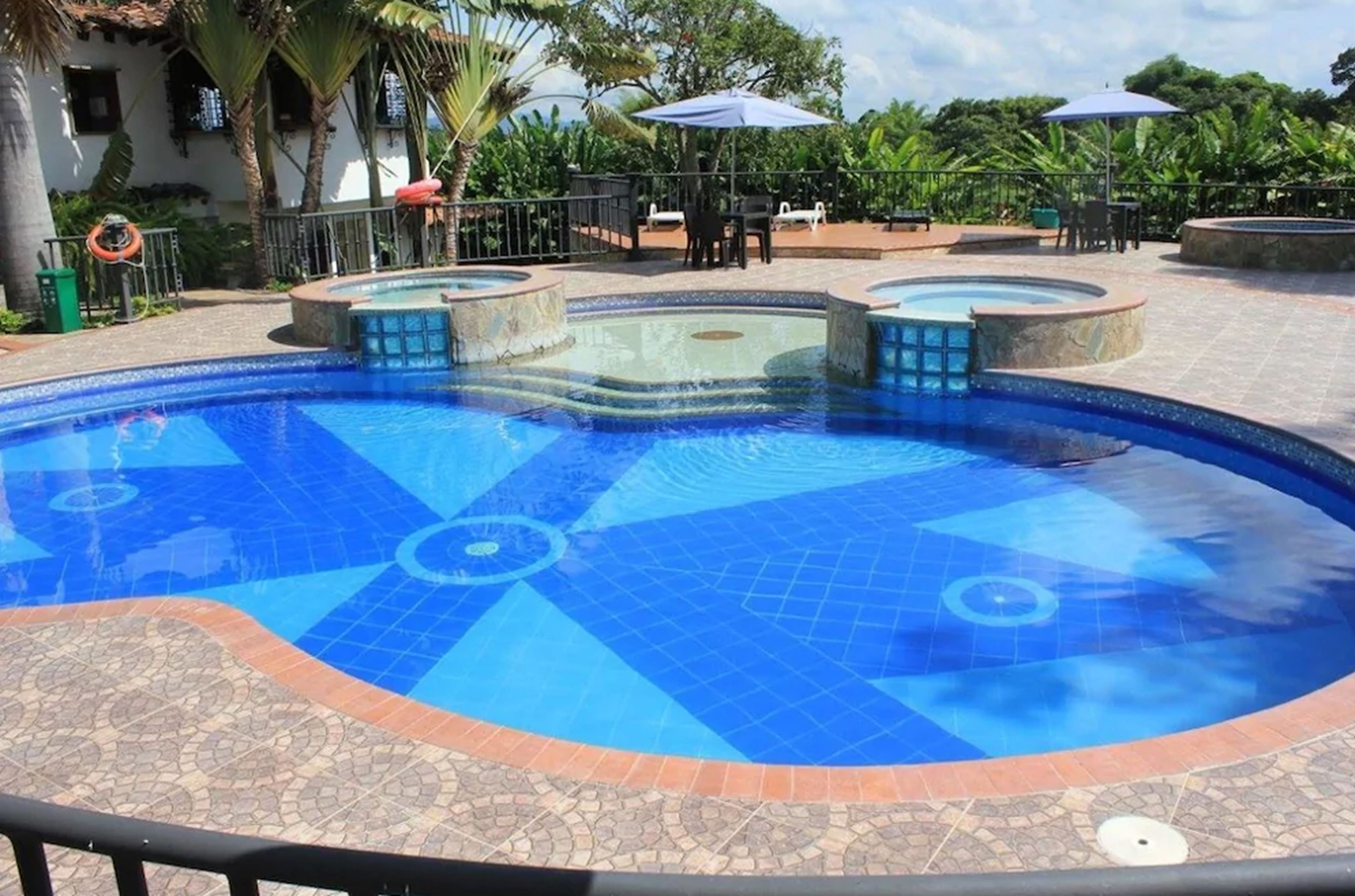 Utendørsbasseng og bassengparasoller