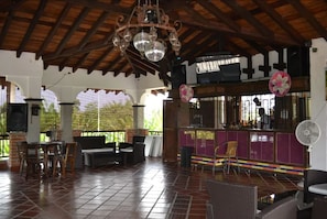 Se sirven desayunos, comidas, cenas y cocina local