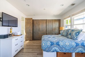 4 bedrooms, iron/ironing board, travel crib, free WiFi - Blue Heron Beach House - Near the Beach with a backyard and bikes! (San Diego)