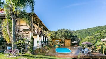 Piscina externa, espreguiçadeiras