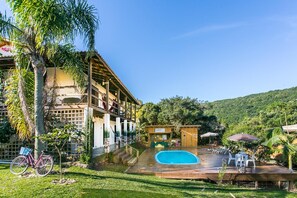 Outdoor pool, pool loungers - Guarda Beach House - Hostel (Palhoça)