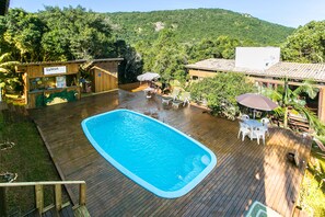 Outdoor pool, pool loungers - Guarda Beach House - Hostel (Palhoça)