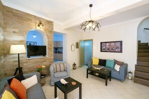Deluxe House | Living area | TV - Home with Courtyard in Heart of Old Town (Chania)