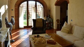 Fernseher, Kamin, DVD-Player, Bücher