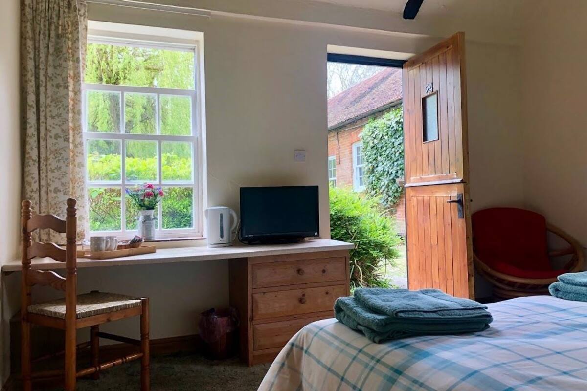 1 habitación, escritorio y espacio para trabajar con laptop