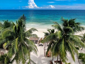 En privat strand, hvidt sand, strandbarer