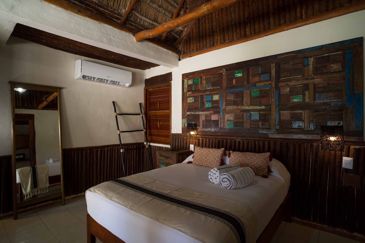 Deluxe Cabin, 1 Double Bed, Ocean View | 1 bedroom, in-room safe, free WiFi, bed sheets