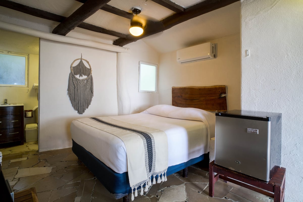 Standard Cabin, 1 Double Bed, Ocean View | 1 bedroom, in-room safe, free WiFi, bed sheets