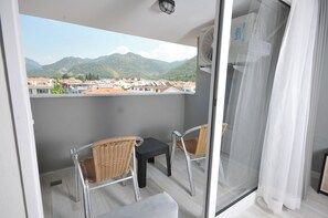 Deluxe Studio | Oppholdsområde | En 40-tommers LED-TV med Parabol-TV samt TV