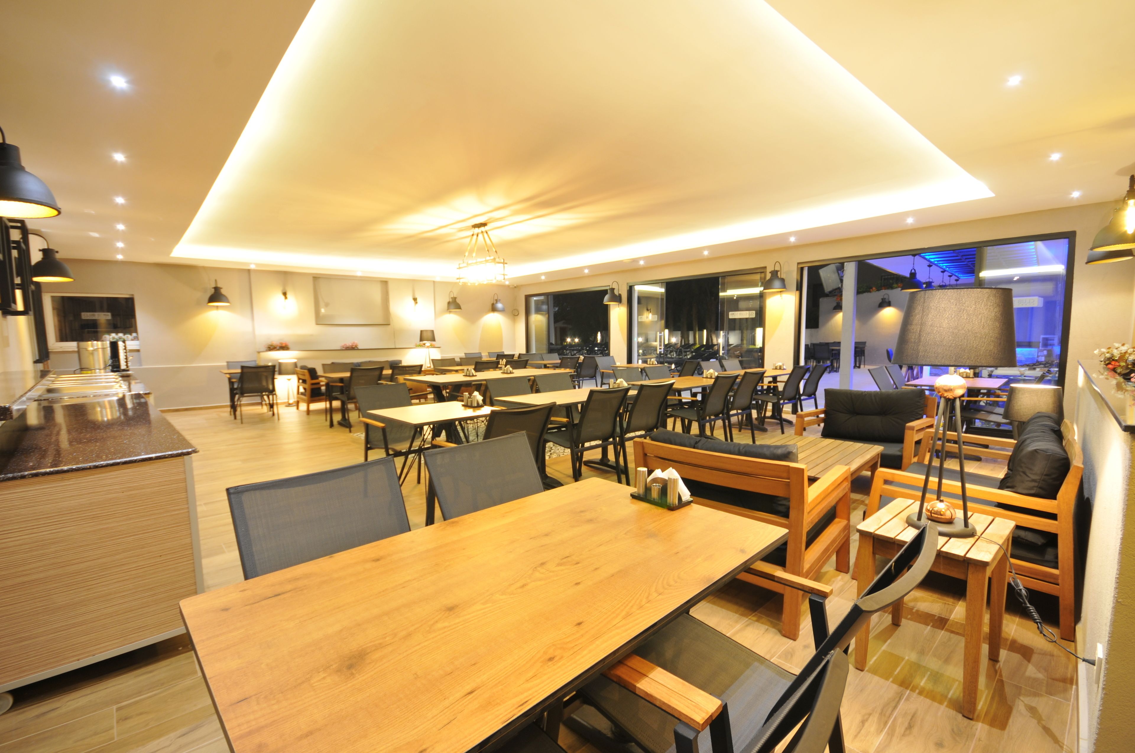 朝食 (郷土料理)、毎日提供 (1 名様 6 EUR)