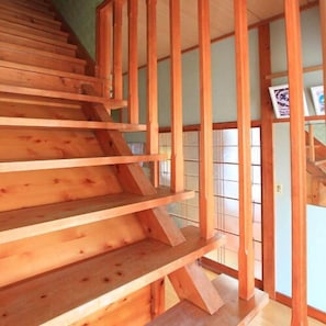 Una escalera de madera con diseño tradicional que conduce a un nivel superior.
