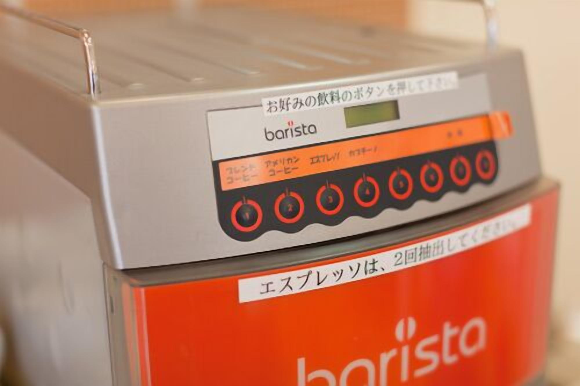 Una máquina de café barista con pantalla digital y botones de control.