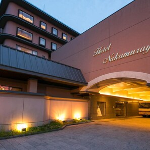 A hotel entrance with a sign reading 'Hotel Nakamuray.'