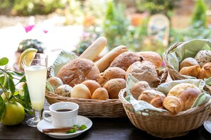 Breakfast meal - Petit Hotel Clanvert (Hagi)