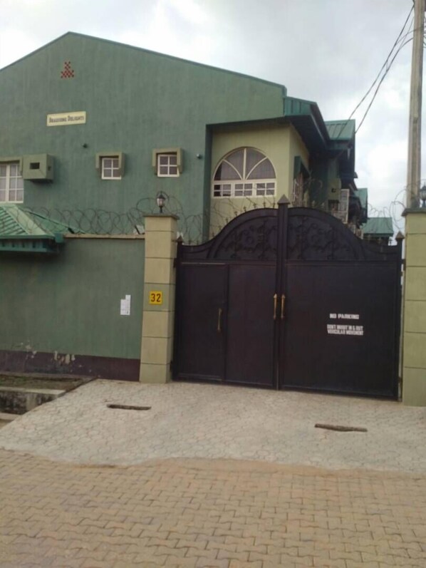 Property entrance - Brauseng Delight Apartment (Lagos)