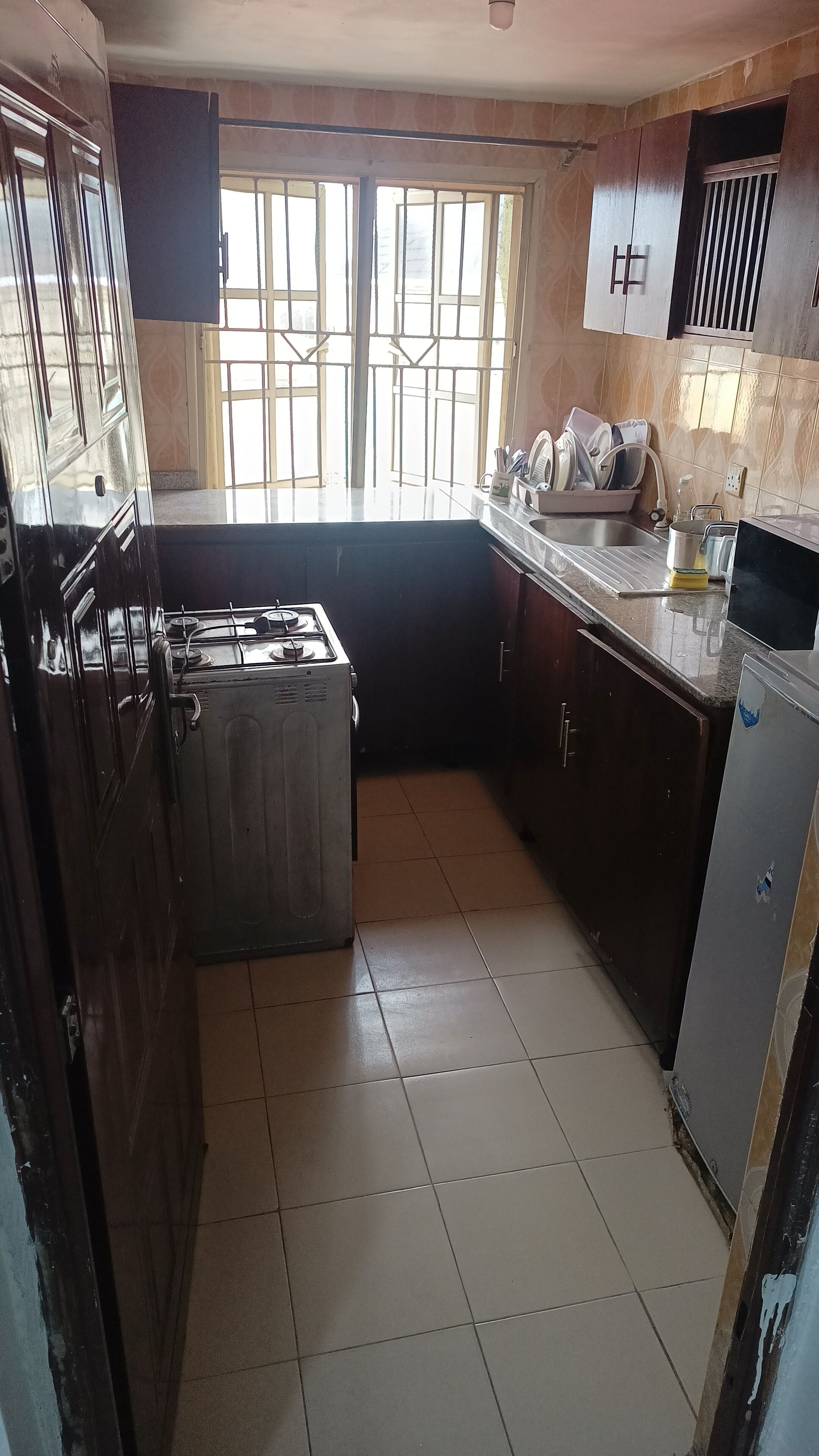 Comfort appartement, 3 slaapkamers | Privékeuken | Een koelkast/vriezer, een magnetron, een oven, een kookplaat