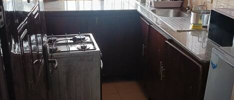 Comfort appartement, 3 slaapkamers | Privékeuken | Een koelkast/vriezer, een magnetron, een oven, een kookplaat