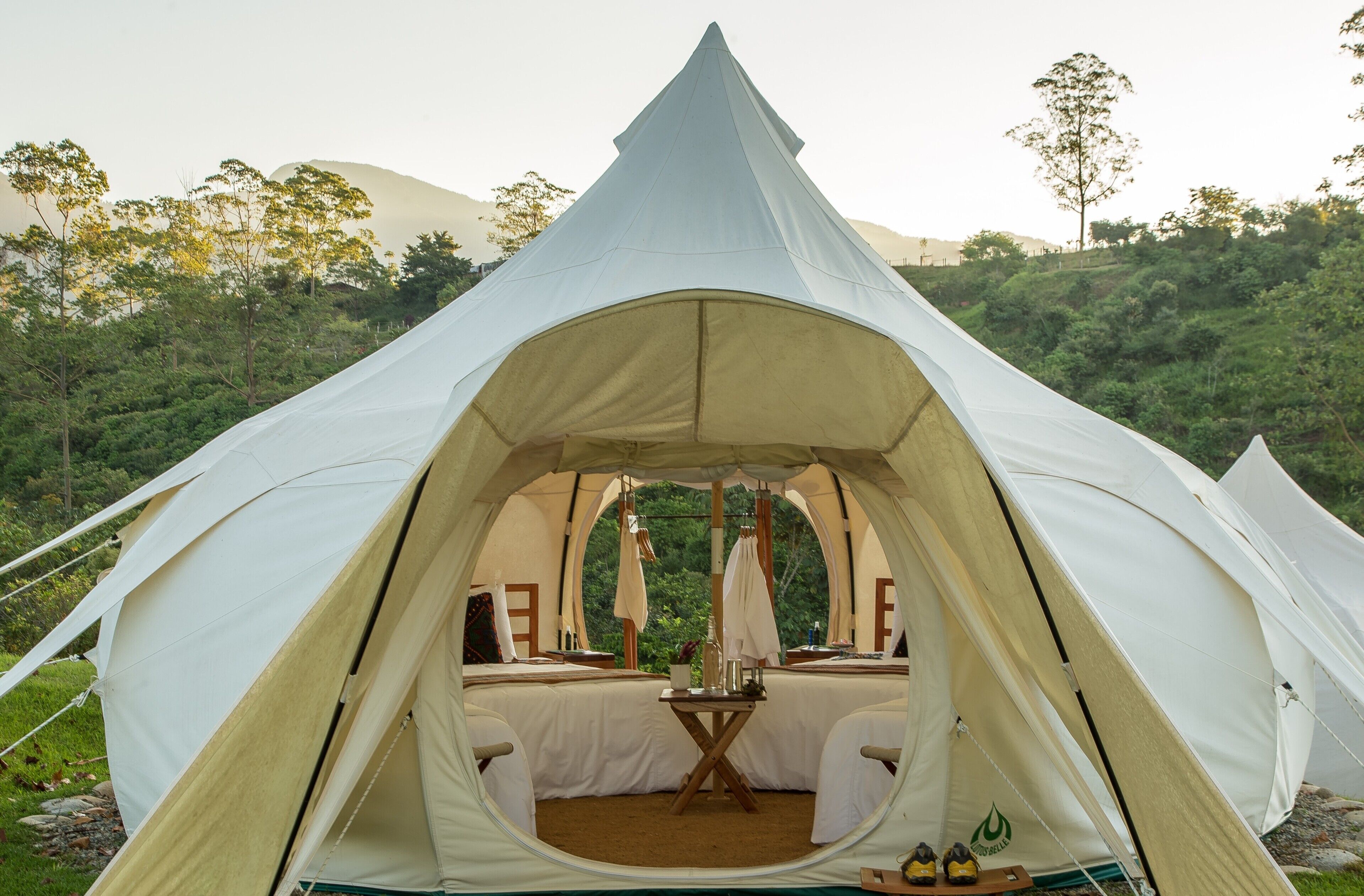 Deluxe Lotus Belle Tent | Ylelliset vuodevaatteet, untuvapeitot, pillowtop-patjalliset sängyt