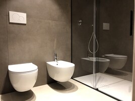 Deluxe Room, Garden View (Gold) | Bathroom | Shower, free toiletries, hair dryer, bidet