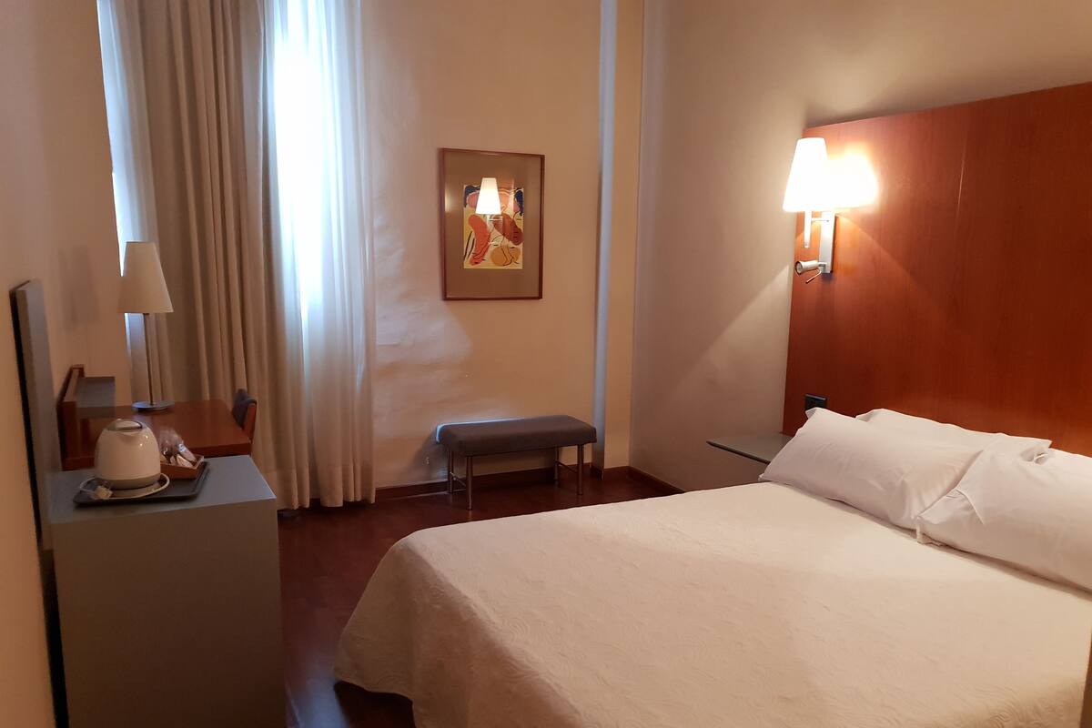 Kamar Double | Isi minibar gratis, brankas, meja kerja, dan tirai kedap cahaya