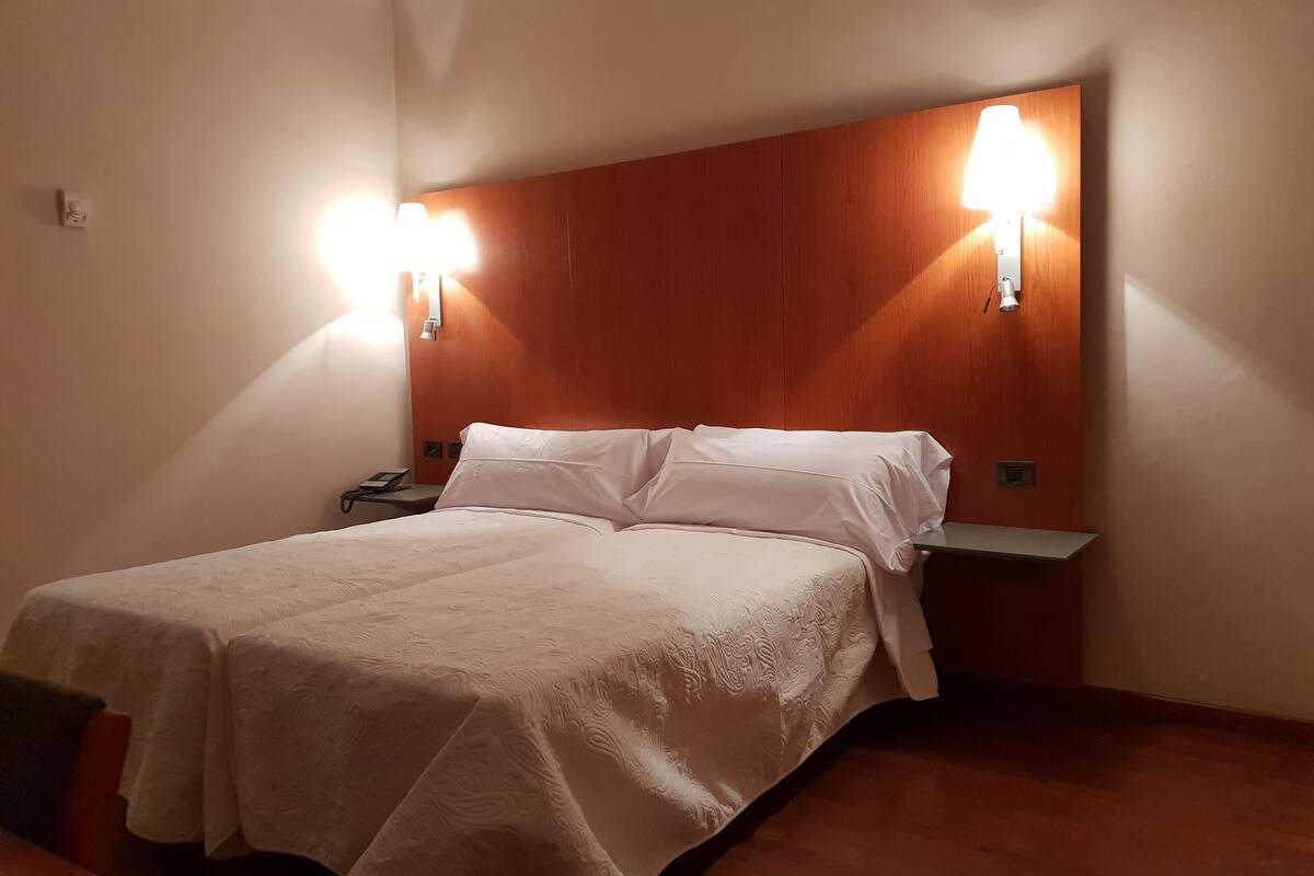Kamar Twin | Isi minibar gratis, brankas, meja kerja, dan tirai kedap cahaya