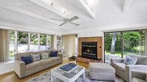 Smart TV, fireplace, stereo