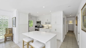 Microondas, horno, parrilla de estufa y cafetera y tetera 