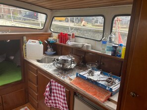 Fridge, stovetop, cookware/dishes/utensils - Sleeping on a motor Yacht (Diemen)
