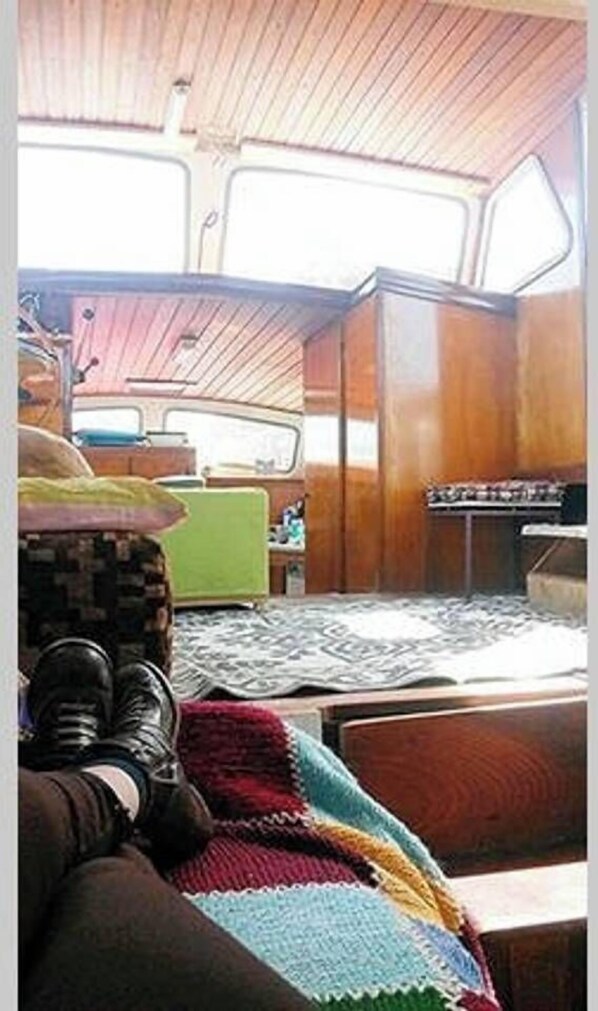 1 bedroom, bed sheets - Sleeping on a motor Yacht (Diemen)