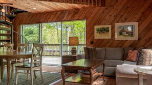 Smart TV - Open Floor Plan, Extensive Decking, Close to Gardiners Bay Beach and... (Amagansett)
