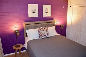 Blackout drapes, iron/ironing board, free WiFi, bed sheets - Sassy 3 Bedroom House (Phoenix)