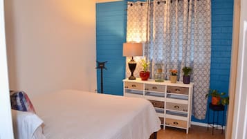 Tirai kedap cahaya, setrika/meja setrika, Wi-Fi gratis, dan seprai linen