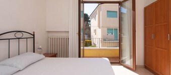 N032 - Numana, new three-room apartment with terrace on the left