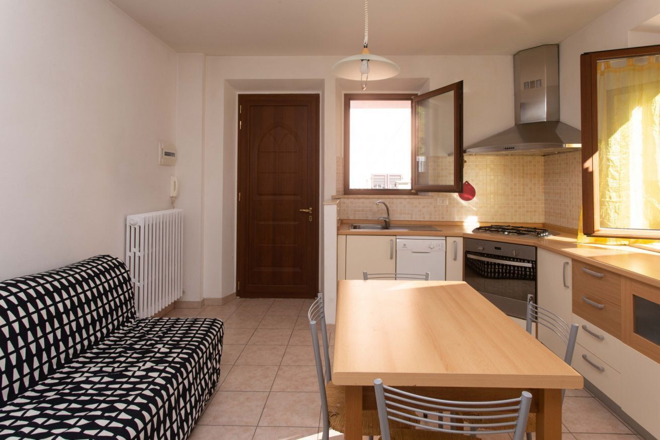 Réfrigérateur, four, lave-vaisselle, tables à manger