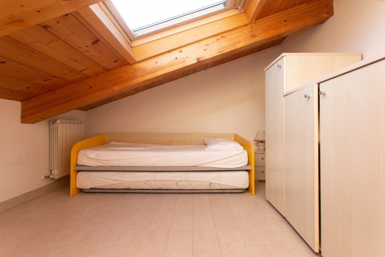 2 bedrooms, iron/ironing board, bed sheets
