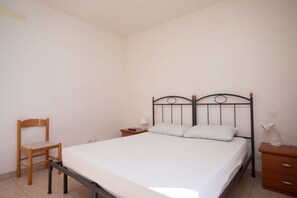 2 عدّة غرف نوم ومكواة/لوح كي وملاءات أسرّة
