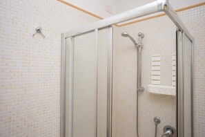 Een douche, een bidet, handdoeken