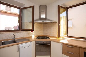 Fridge, oven, dishwasher, dining tables - N032 - Numana, new three-room apartment with terrace on the left (Numana)