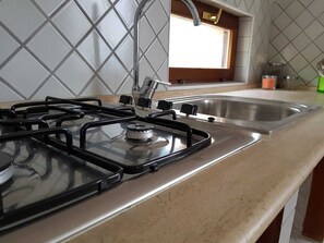 Microwave, dishwasher, coffee/tea maker, cookware/dishes/utensils