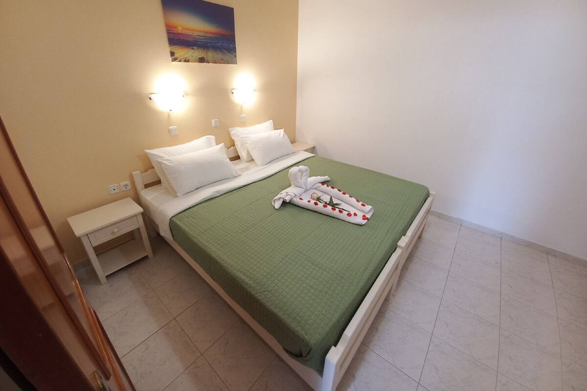 Apartment, Balcony, Pool View (Apartment 8) | 1 υπνοδωμάτιο, χώρος εργασίας για λάπτοπ, ηχομόνωση, σίδερο/σιδερώστρα 