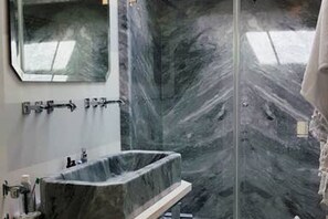 Shower, hair dryer, bidet, towels
