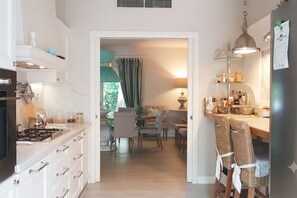 Kühlschrank, Mikrowelle, Herdplatte, Geschirrspüler