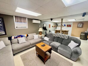Smart TV, fireplace, table tennis, books - Southold, NY- Heart of North Fork Wine Country and Minutes From The Beach (Southold)