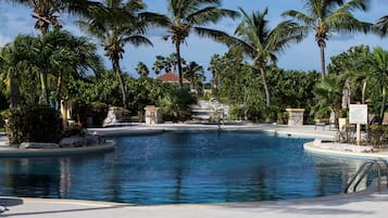 Een buitenzwembad en een verwarmd zwembad