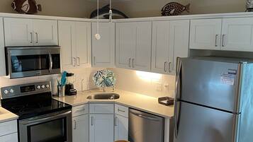 Een koelkast, een microgolfoven, een oven, een kookplaat