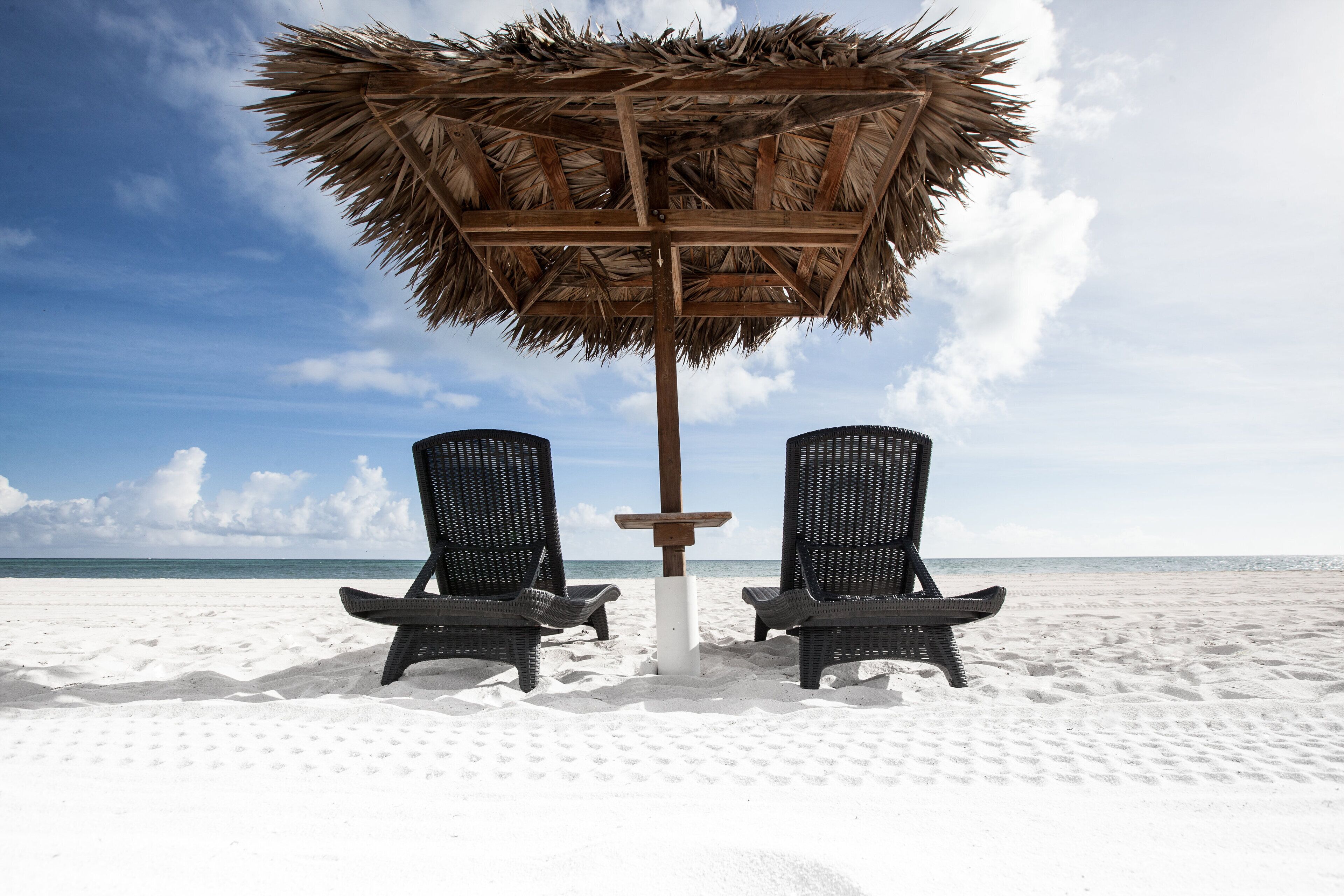 Plage, chaises longues, serviettes de plage